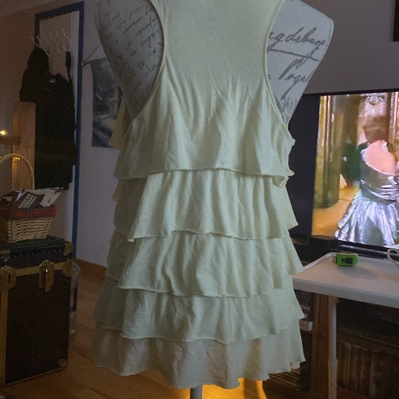 3/25
Yellow sleeveless top with ruffles L - Picture 2 of 3